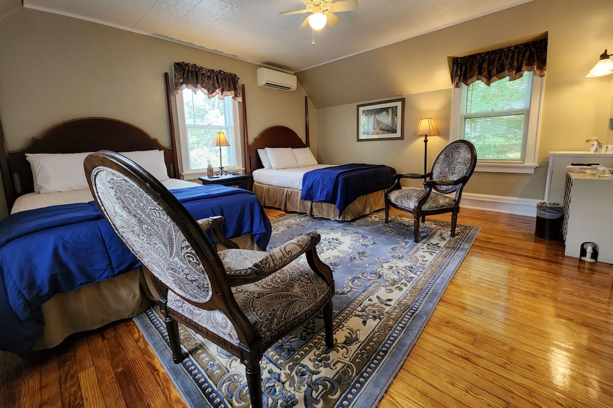 Deluxe Room, 2 Queen Beds, Non Smoking, Mountain View
