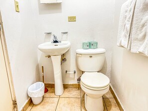 Apartamento, 2 habitaciones | Baño | Ducha y toallas