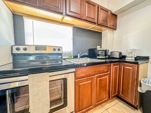 Refrigerador, microondas, placa de cocina, cafetera/tetera