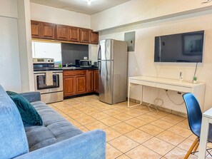 Apartamento, 2 habitaciones | Cocina privada | Frigorífico, microondas, placa de cocina y cafetera o tetera