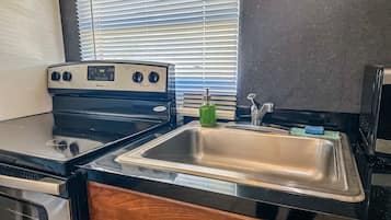 Appartement, 2 chambres | Cuisine privée | Réfrigérateur, micro-ondes, plaque de cuisson, cafetière/bouilloire