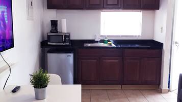 Apartamento, 1 quarto | Cozinha privada | Geladeira, micro-ondas, cooktop, cafeteira/chaleira