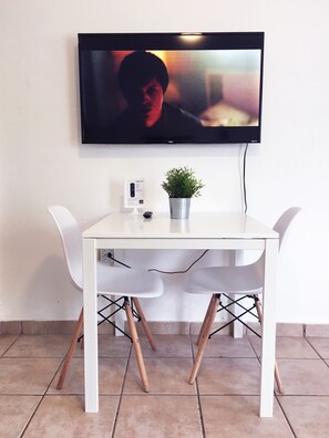 Apartamento, 1 habitación | Servicio de comidas en la habitación