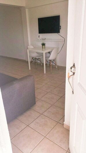 Appartement, 1 chambre | Coin séjour | Télévision à écran plat