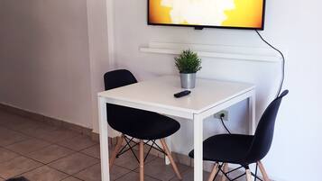 Apartamento, 1 quarto | Área de estar | TV de tela plana