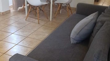 Appartamento, 2 camere da letto | Area soggiorno | TV a schermo piatto