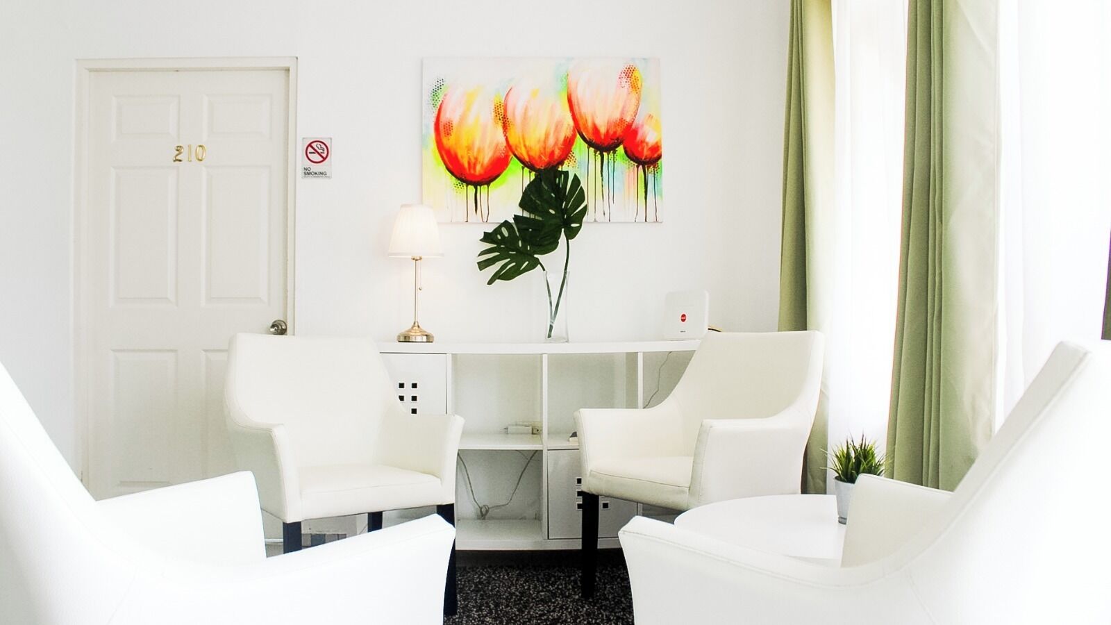 Deluxe Room | Living area | Flat-screen TV