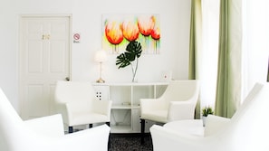 Deluxe Room | Living area