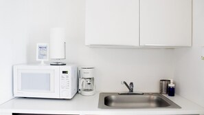 Deluxe Room | Shared kitchen | Mini-fridge, microwave, coffee/tea maker, cookware/dishes/utensils