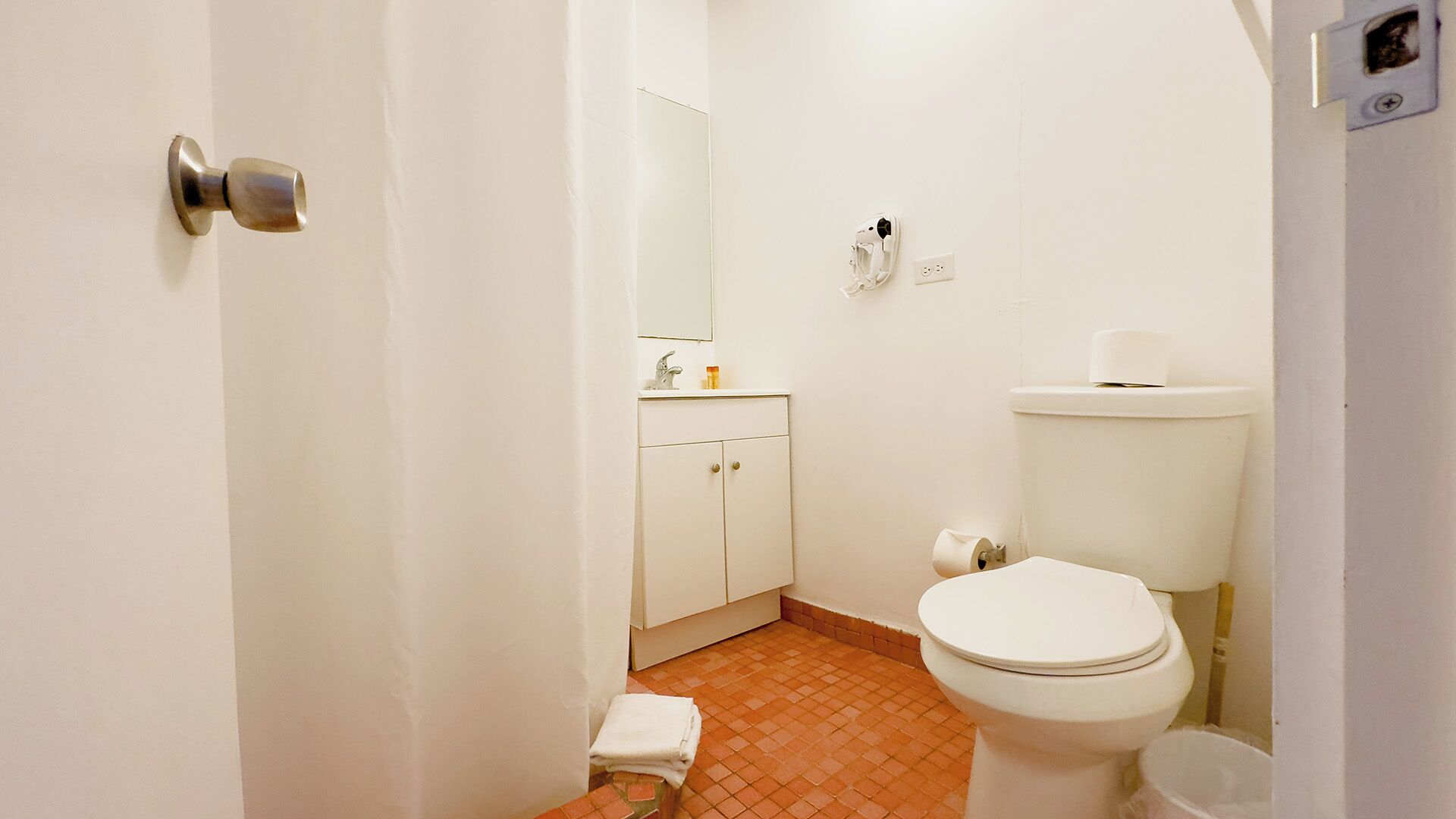 Deluxe Room | Bathroom | Shower, towels