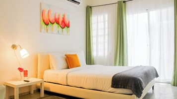 Habitación Deluxe | Tabla de planchar con plancha y ropa de cama