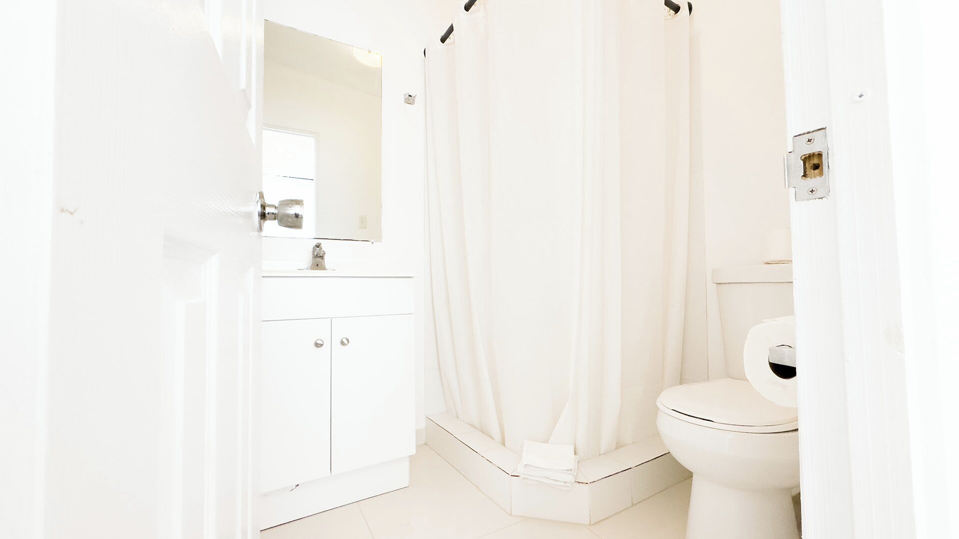 Deluxe Room | Bathroom | Shower, free toiletries, hair dryer, towels