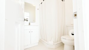 豪華客房 | 浴室 | 淋浴設備、免費盥洗用品、吹風機、毛巾