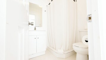 Deluxe Room | Bathroom | Shower, free toiletries, hair dryer, towels