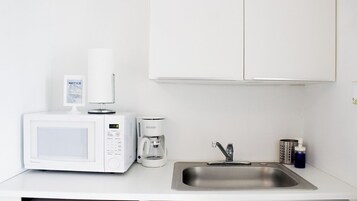 Deluxe Room | Shared kitchen | Fridge, microwave, coffee/tea maker, cookware/dishes/utensils