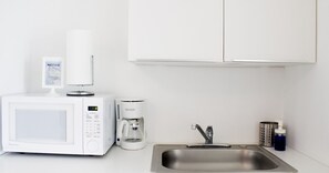 Quarto luxo | Cozinha compartilhada | Geladeira, micro-ondas, cooktop, cafeteira/chaleira
