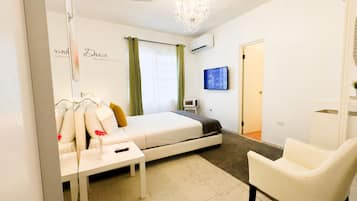 Deluxe Room | Iron/ironing board, free WiFi, bed sheets