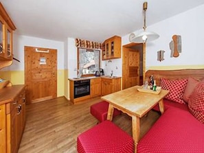 Apartment (4) | Private kitchen | Fridge, microwave, oven, stovetop - Ferienwohnungen in der Loferau (Reit im Winkl)