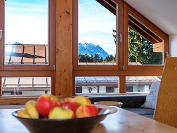 Apartment (1) | Essbereich im Zimmer