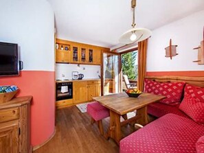 Apartment (3) | Private kitchen | Fridge, microwave, oven, stovetop - Ferienwohnungen in der Loferau (Reit im Winkl)