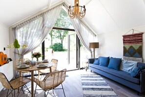 Tiny Beach House 2 | Living area | 32-inch LED TV with digital channels, TV - EuroParcs Bad Hoophuizen (Hulshorst)