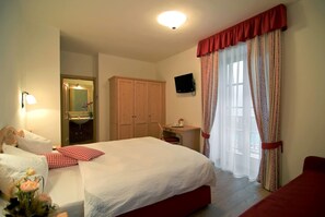 Quadruple Room | Soundproofing, free WiFi, bed sheets