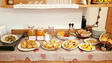 Un ricco buffet per la colazione con cibi e bevande assortite.