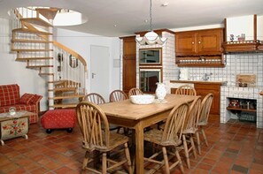 Apartment (Schencking) | Essbereich im Zimmer