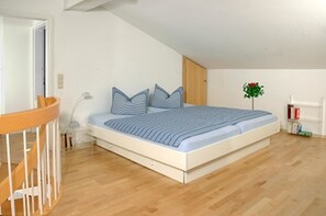 Apartment (Schencking) | Desk, cribs/infant beds, free WiFi, bed sheets