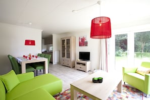 Exclusif 4 | Living room | Flat-screen TV - EuroParcs Molengroet (Noord-Scharwoude)