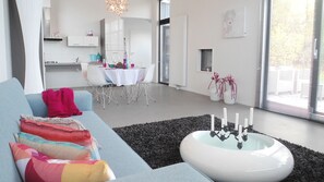 L-Cube 4 | Living room | Flat-screen TV - EuroParcs Molengroet (Noord-Scharwoude)