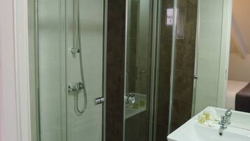 Dusche, kostenlose Toilettenartikel, HandtĂŒcher