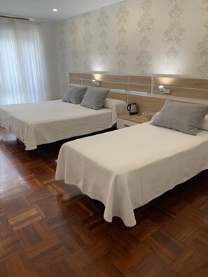 Premium bedding, free cribs/infant beds, rollaway beds, free WiFi - Hostal San Fernando (Santander)