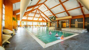 Piscine couverte, chaises longues
