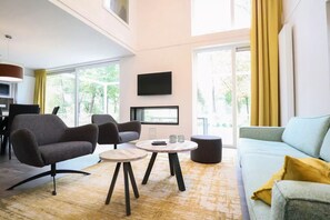 Cube Magnifique 6 | Oppholdsområde | En 32-tommers LED-TV med digitale kanaler samt TV