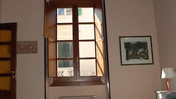 Kamar Double atau Twin | Seprai katun Mesir, seprai premium, brankas, dan meja kerja