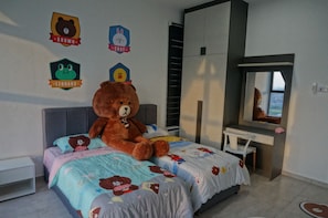 Family Apartment, 3 Bedrooms, Non Smoking | 3 bedrooms, desk, iron/ironing board, WiFi