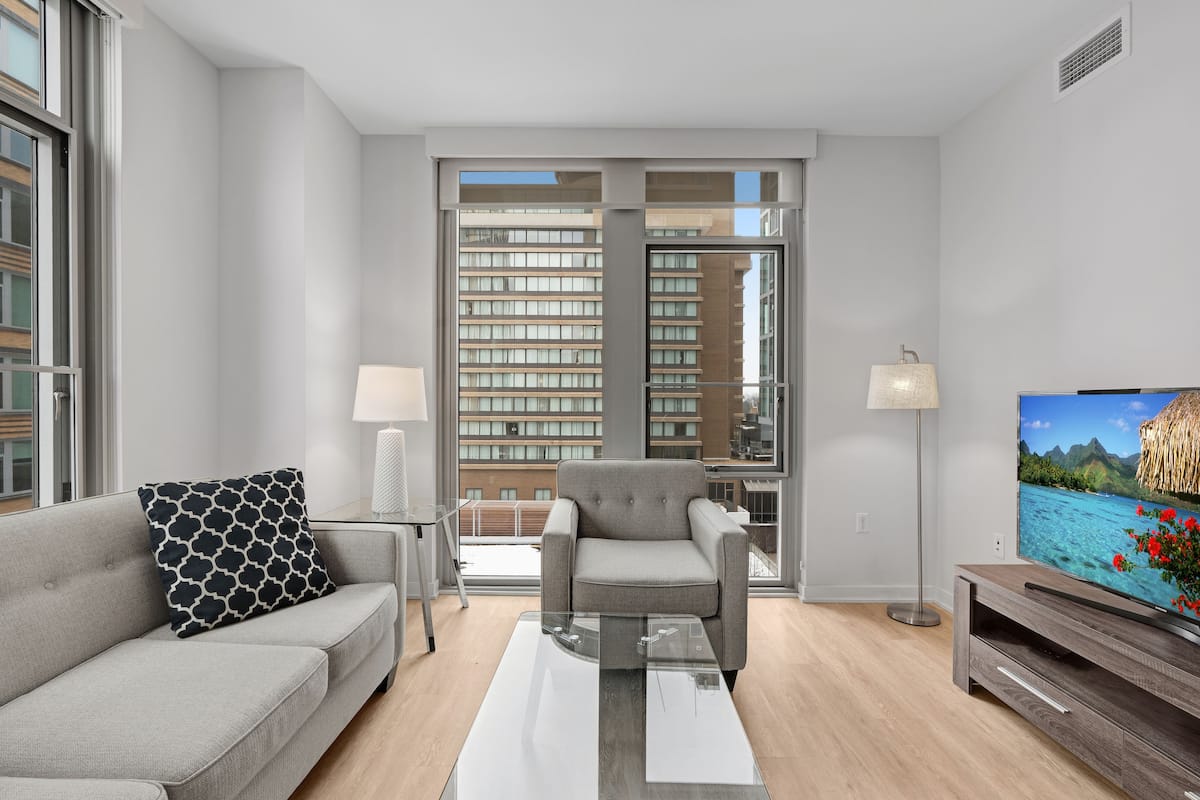 Appartamento Luxury, 2 camere da letto, 2 bagni | Soggiorno | TV a schermo piatto 42 pollici con canali via cavo, TV