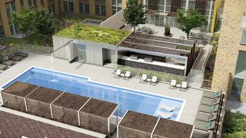 Una piscina al aire libre de temporada, sillones reclinables de piscina