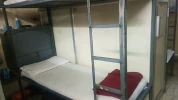 Dortoir Partagé, plusieurs lits, non-fumeurs | 3 chambres, Wi-Fi gratuit, draps fournis