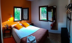 办公桌、免费 WiFi