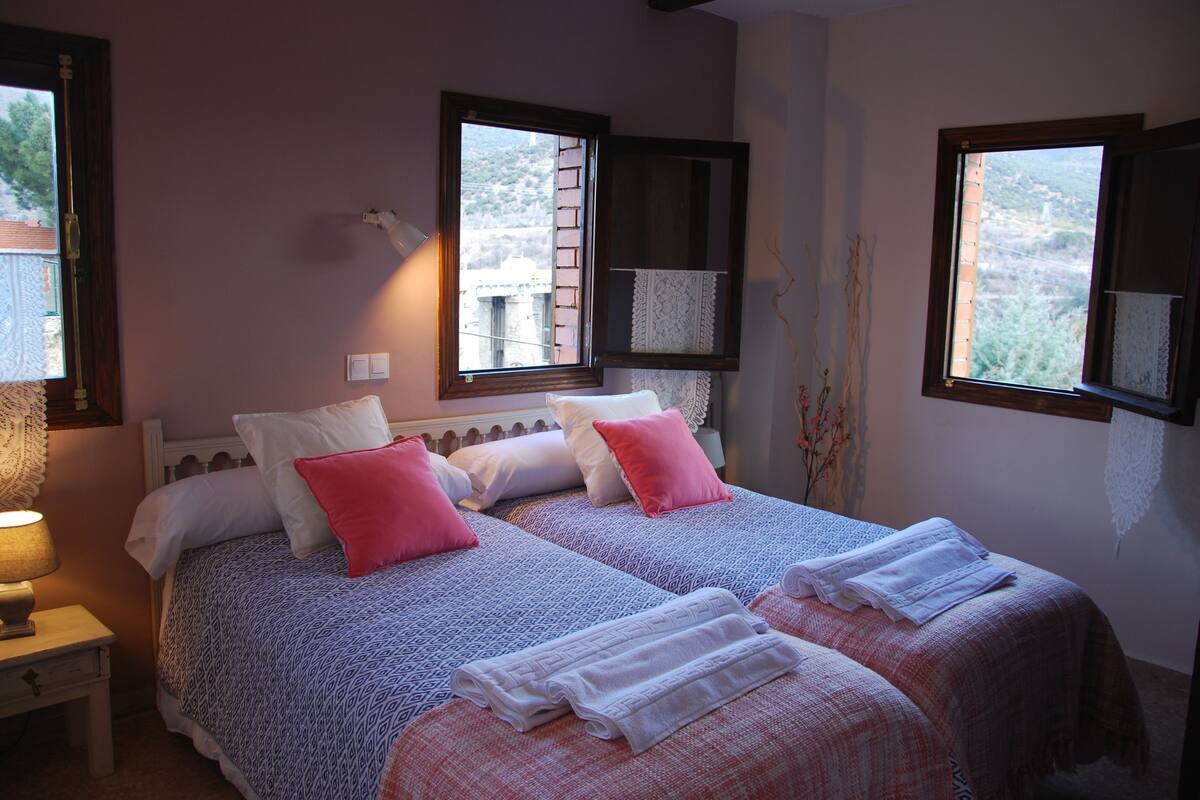 Twin Room, Non Smoking, Mountain View | Desk, WiFi (free)