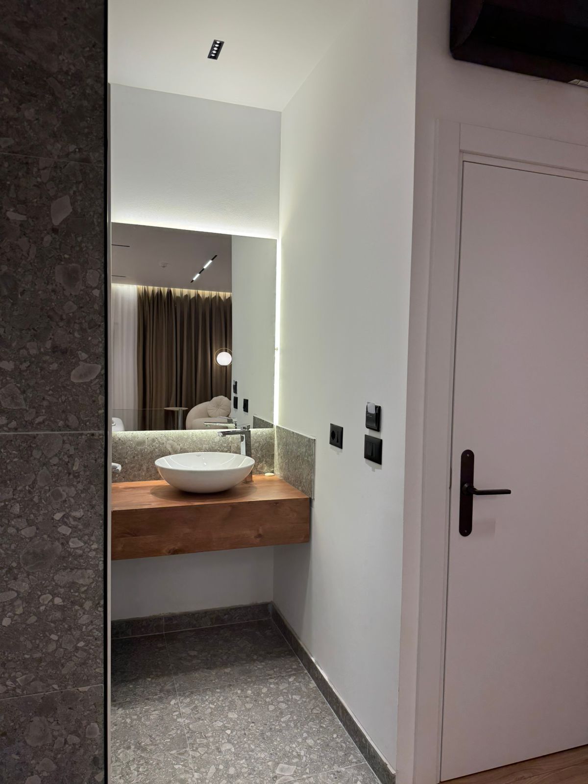 Luxury Suite | Bathroom | Shower, spring water bathtub, free toiletries, hair dryer