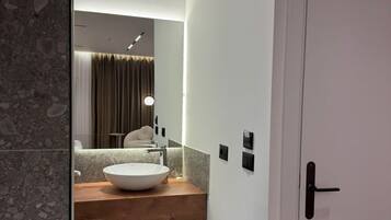 Luxury Suite | Bathroom | Shower, spring water bathtub, free toiletries, hair dryer