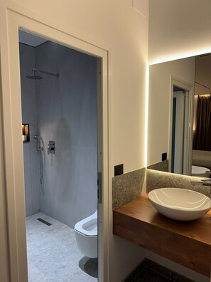 Habitación triple Deluxe | Baño | Ducha, bañera de agua termal y artículos de higiene personal gratuitos