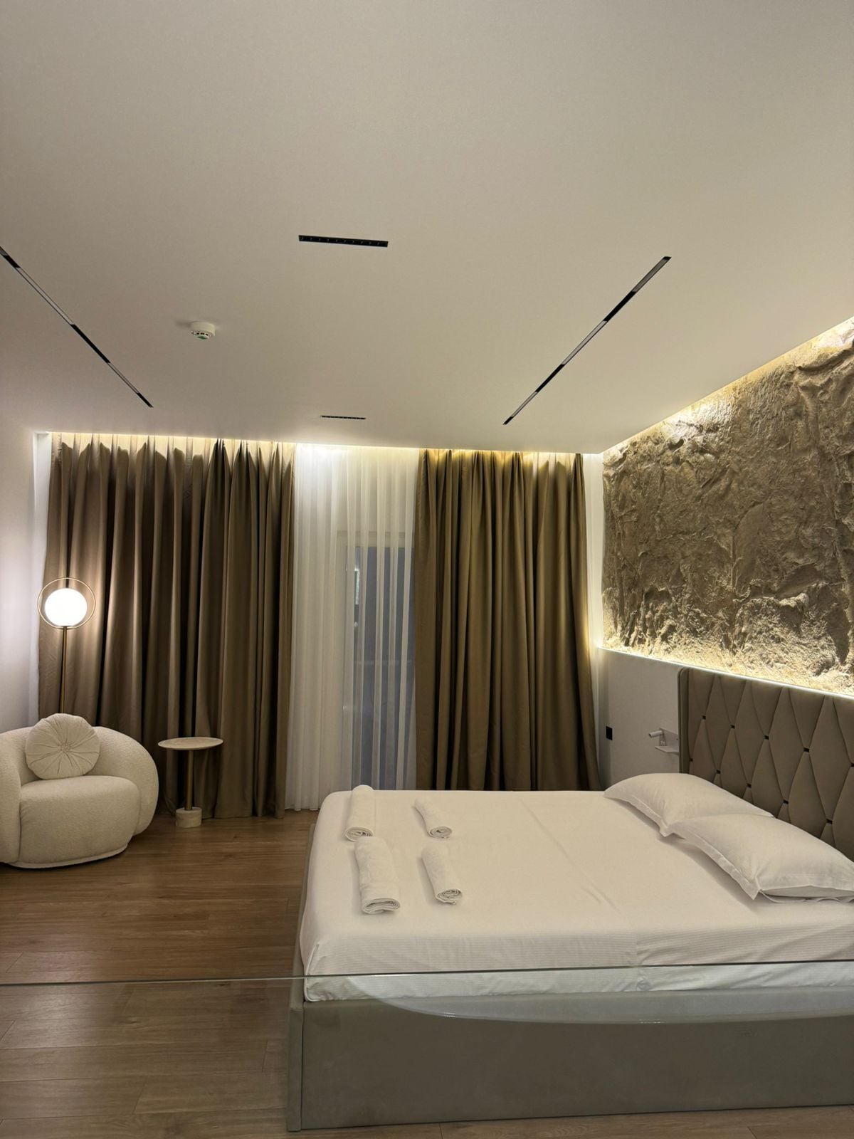 ラグジュアリー スイート | リビング エリア | 32 インチのプラズマテレビ (衛星放送視聴可)、テレビ