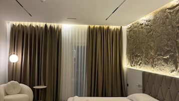 Suite Luxe | Coin séjour | Télévision à écran plasma de 32 pouces avec chaßnes par satellite