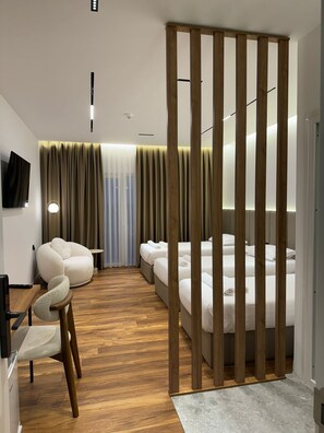 Deluxe Triple Room | Desk, blackout curtains, iron/ironing board, free WiFi - Hotel Jurgen (Lezhe)