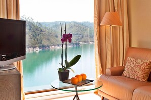 Svit | Minibar, värdeförvaringsskåp på rummet och skrivbord