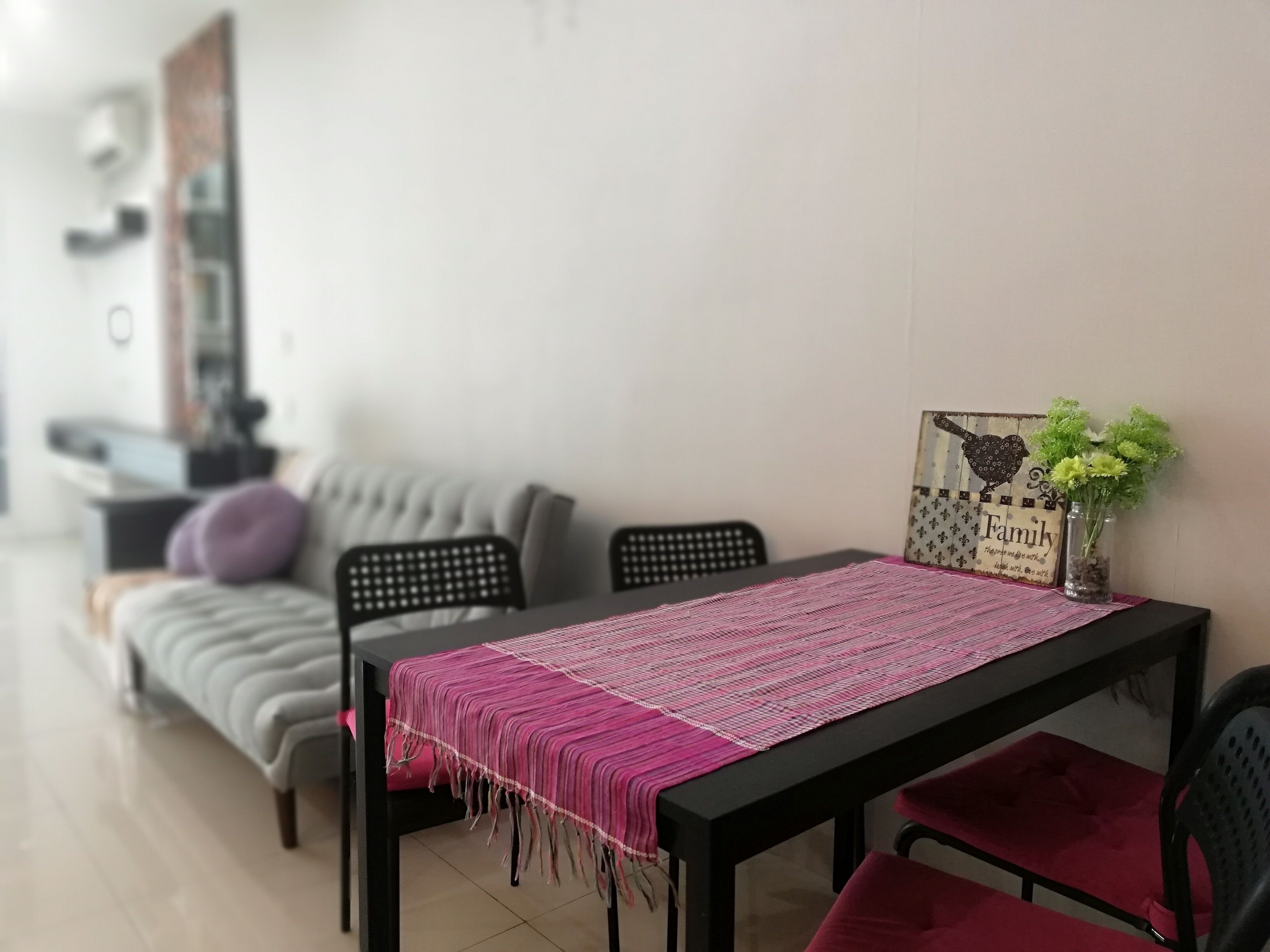 Condo conforto, várias camas, para não fumantes | Área de estar | TV de tela plana